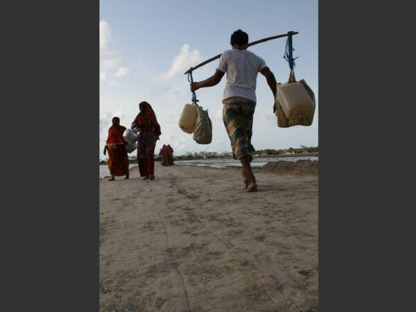 Corvée d'eau au Bangladesh.