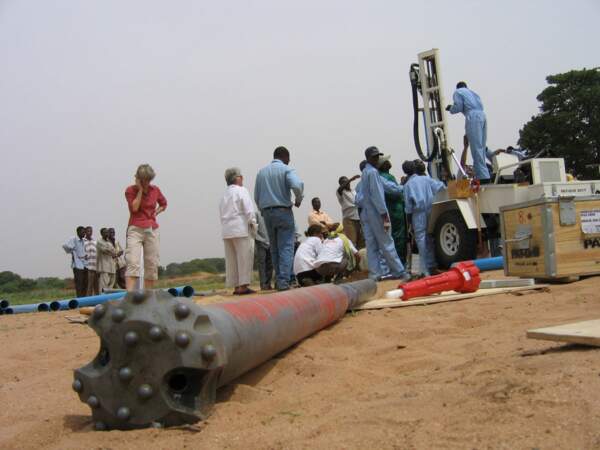 Forage d'un puits au Sud-Soudan, en Afrique.