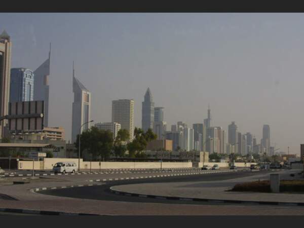 Série de buildings dans le quartier d’affaires de Dubaï, Emirats arabes unis.