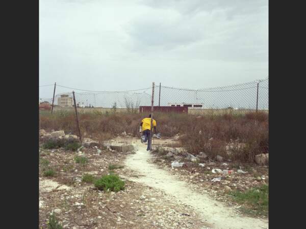Un jeune homme dans un centre de rétention pour réfugiés et demandeurs d’asile.