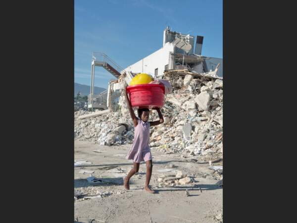 Sauver des biens dans une rue de Port-au-Prince, en Haïti, après le séisme du 12 janvier 2010