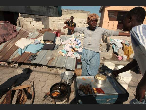 Vendeuse dans une rue de Port-au-Prince après le tremblement de terre qui a dévasté Haïti le 12 janvier 2010
