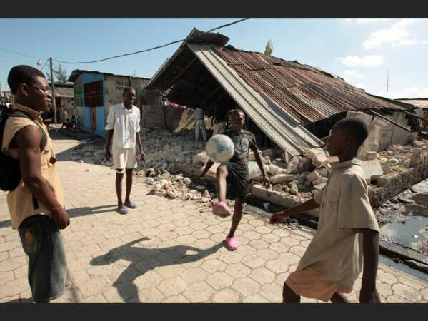 Vie des rescapés à Port-au-Prince après le tremblement de terre qui a dévasté Haïti le 12 janvier 2010