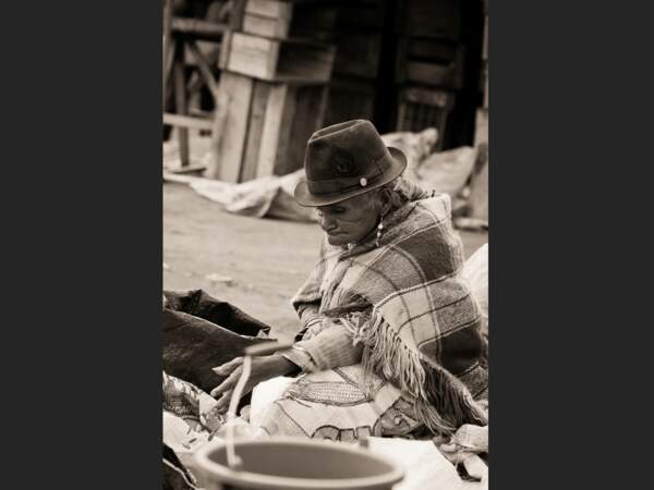 Une vieille dame sur le marché de Latacunga, en Equateur.