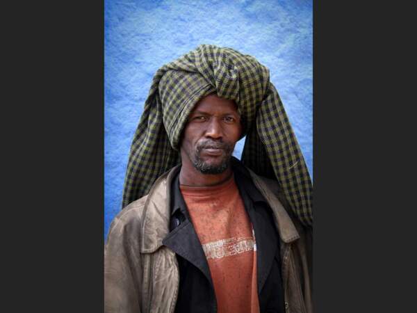 Un homme pose dans les rues de Harar, en Ethiopie