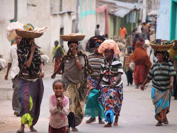 Des femmes, dans les rues de Harar, en Ethiopie
