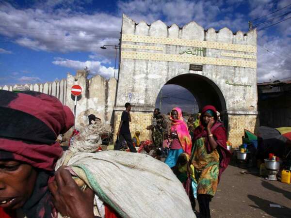 Scène de vie devant l'une des portes de Harar, en Ethiopie