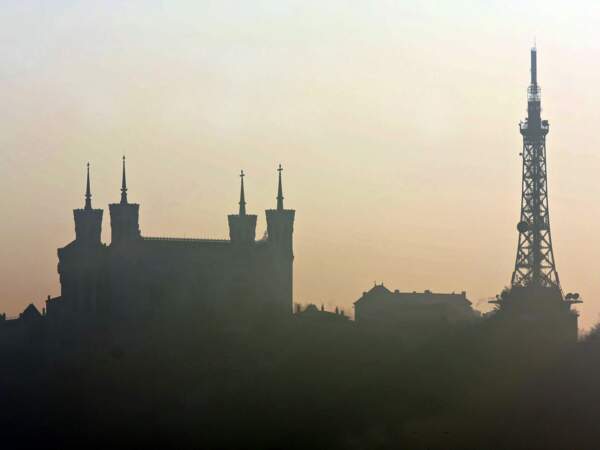 Les silhouettes de la basilique et de l'émetteur de Fourvière dans la brume
