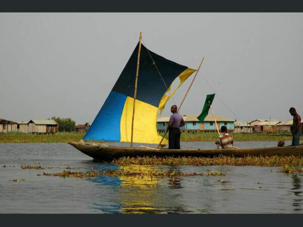 Une pirogue à voile à Ganvié, au Bénin.