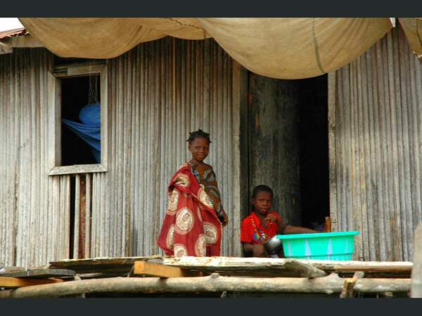 Deux enfants de Ganvié, au Bénin.