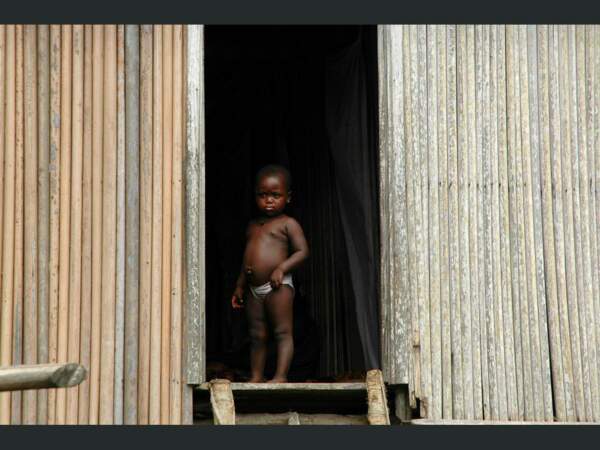 Un jeune enfant de Ganvié, au Bénin.