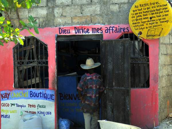 Une échoppe de bric-à-brac sur la route de Jacmel