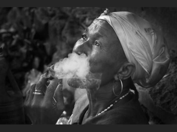 Femme qui médite en fumant (Haïti).