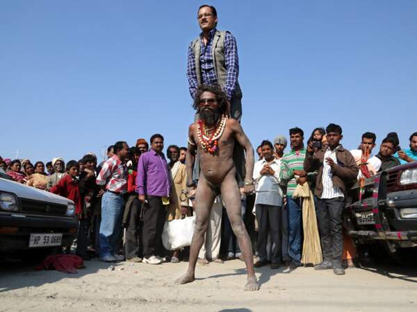 Un Naga baba pratique une mortification sexuelle au pèlerinage de Kumbh Mela, à Allahabad, en Inde