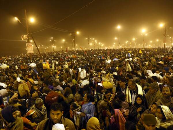 Dans la nuit du 9 au 10 février, la foule devient de plus en plus difficile à contrôler au pèlerinage de Kumbh Mela, à Allahabad, en Inde