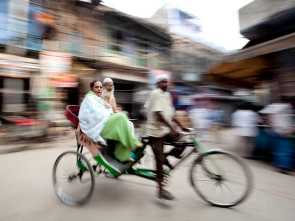 A Calcutta, en Inde, ce conducteur de rickshaw se presse de terminer sa course avant que ne tombe une pluie de mousson.