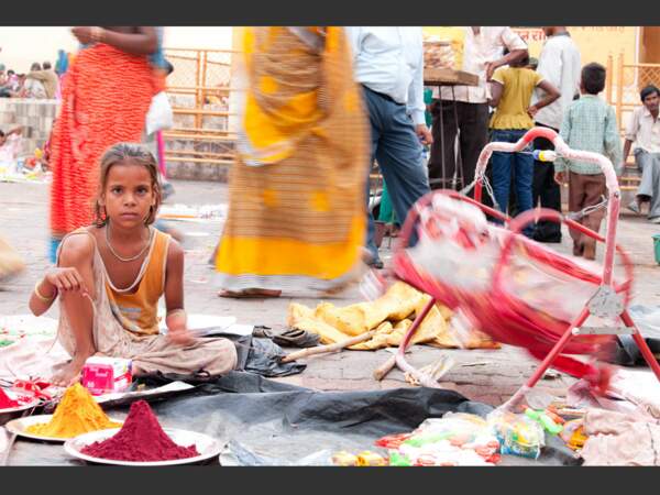 Sur le marché d’Orchha, en Inde, cette petite fille s’occupe d’un stand et d’un bébé.