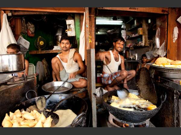 Dans le vieux Delhi, ces hommes préparent des beignets de légumes très appréciés en Inde.