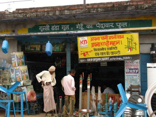 Un magasin villageois vendant les équipements d’irrigation, dans l'Etat du Maharashtra, en Inde.