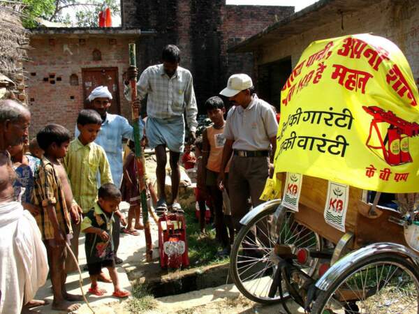 En Inde, démonstration du fonctionnement d'une pompe à pédales.