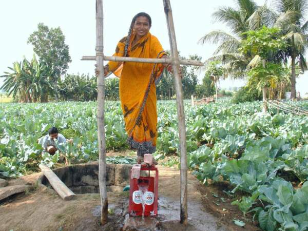 En Inde, l'usage de la pompe à pédales semble redonner le sourire aux paysans.