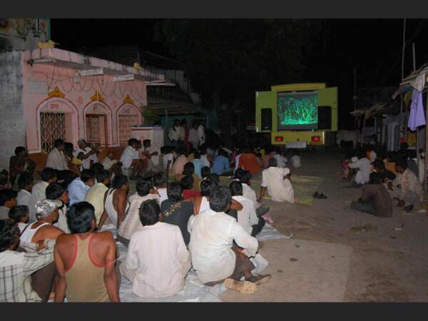 En Inde, projection d'un film en plein air, afin de sensibiliser les habitants à la micro-irrigation.