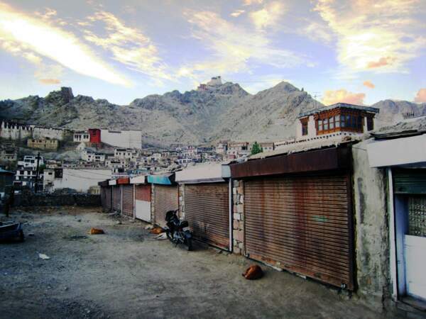 Des boutiques fermées dans une rue de Leh, Ladakh, Etat du Jammu-et-Cachemire, Inde