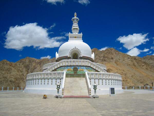 Le magnifique Shanti Stupa est accessible depuis le quartier de Tsongpa, à Leh, Ladakh, Etat du Jammu-et-Cachemire, Inde