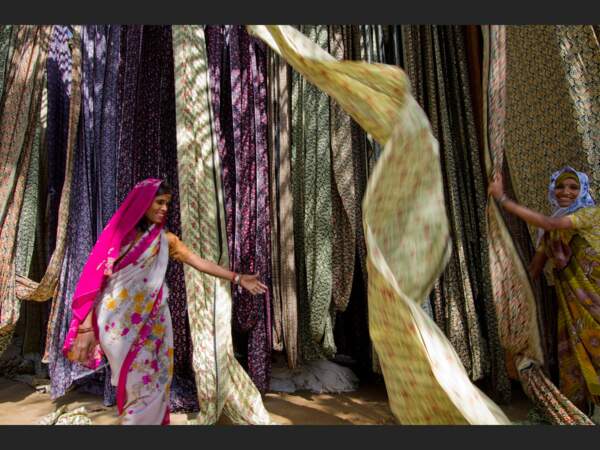 Ramassage de tissus secs, dans une usine textile de la banlieue de Jaipur, au Rajasthan, en Inde.