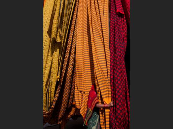 Une femme en sari travaillant dans une usine textile de la banlieue de Jaipur, au Rajasthan, en Inde. 