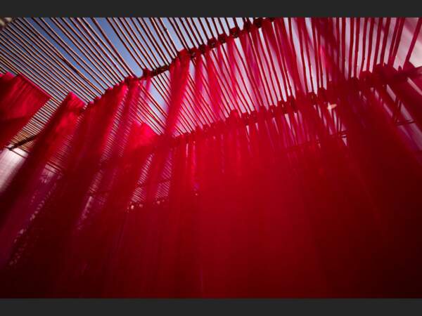 De tissus séchant au vent dans une usine textile de la banlieue de Jaipur, au Rajasthan, en Inde.