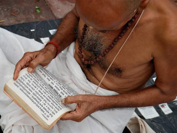 Un Hindou étudie les écritures sacrées.