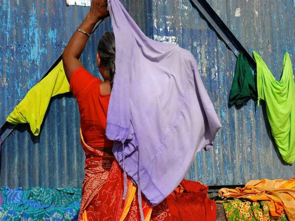Femmes hindoues faisant sécher leurs saris
