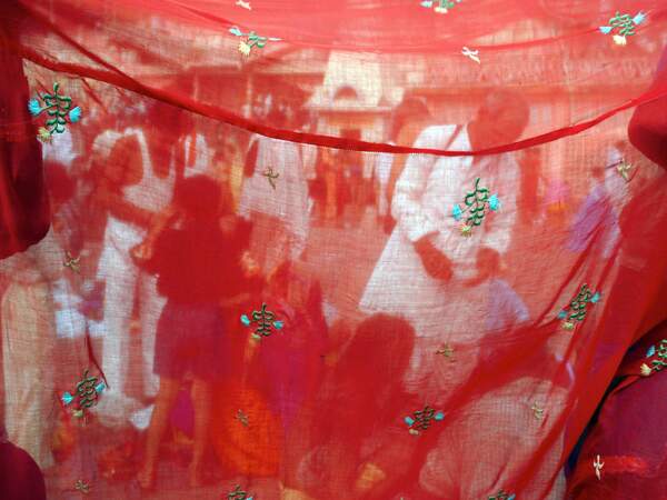 Des femmes font sécher leurs saris au soleil.