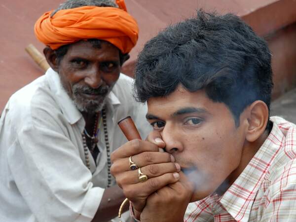 Jeune homme fumant du cannabis dans la rue