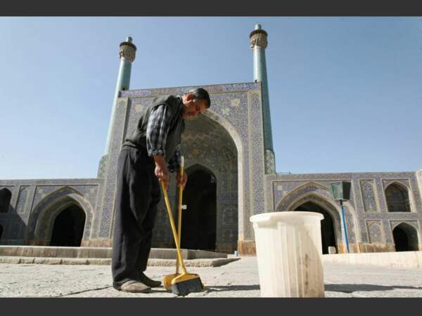 Un balayeur devant la mosquée Agha Bozorg, à Kashan, en Iran.