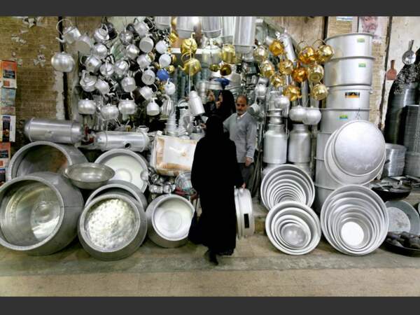 A Shiraz, en Iran, une femme entre dans une boutique qui fabrique et vend des ustensiles.