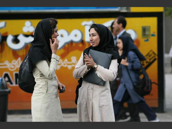 Deux étudiantes discutent à la sortie d'un institut d'anglais à Shiraz, en Iran.