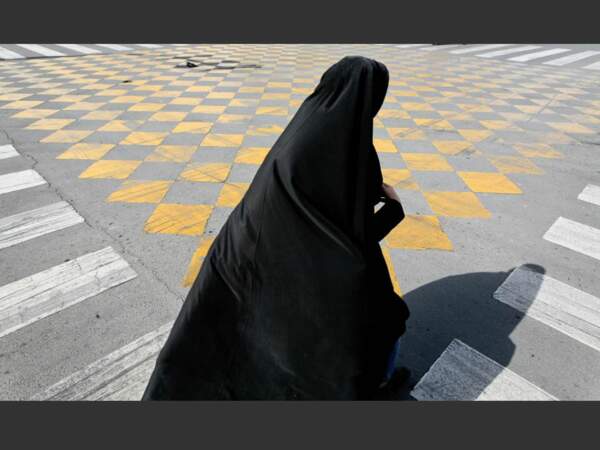 Une passante à un carrefour de Kashan, en Iran.