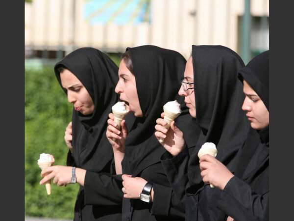 Des étudiantes dégustent des glaces à la sortie du lycée, à Ispahan, en Iran.
