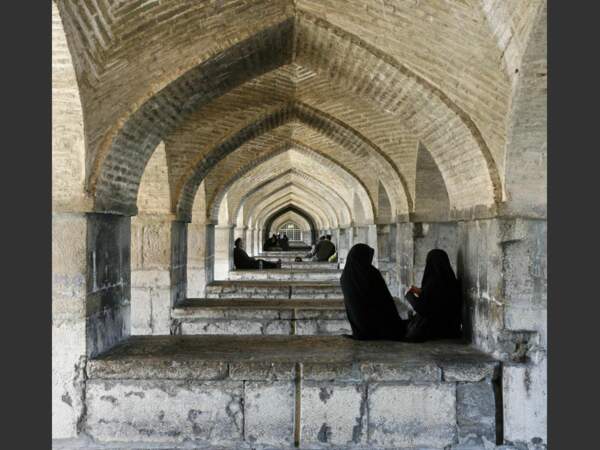 Le pont Khaju, joyau d'Ispahan, en Iran.