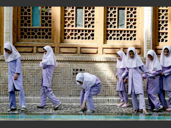 Ces jeunes filles visitent le jardin de Fin, à Kashan, en Iran.