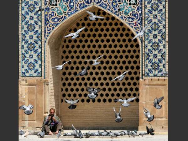 Moment de sérénité dans la mosquée Agha Bozorg, à Kashan, en Iran.
