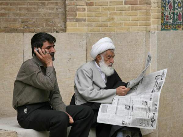 Deux hommes devant une école coranique de Shiraz, en Iran.