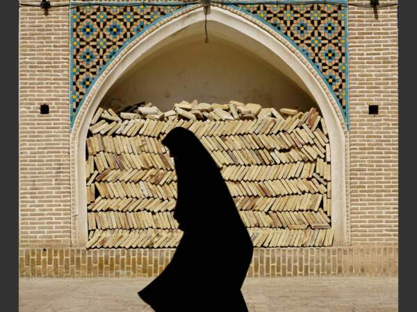 Une silhouette voilée passe devant le mausolée de Shazdey Ibrahim, à Kashan, une cité située au sud de Téhéran, en Iran. 
