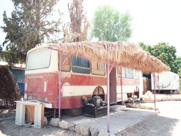 Un bus réhabilité dans le moshav Ein Yahav, en Israël