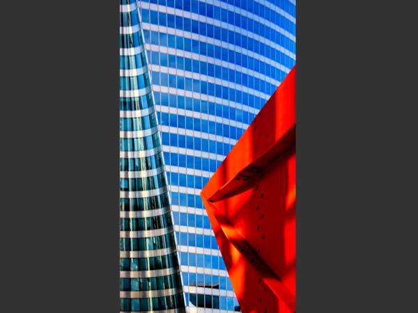 Un aperçu de l'Araignée rouge d'Alexander Calder à La Défense, dans les Hauts-de-Seine, en France.