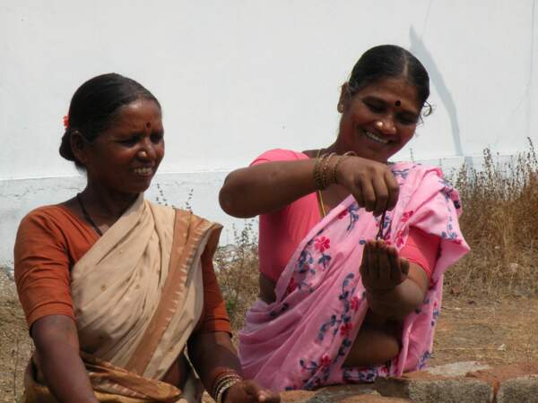 Lakshmi montrant des vers de terre, utilisés pour la vermiculture, à Kothapally, Andhra Pradesh, en Inde