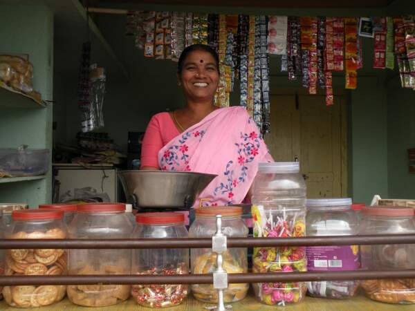 Lakshmi pose dans son magasin, à Kothapally, Andhra Pradesh, en Inde