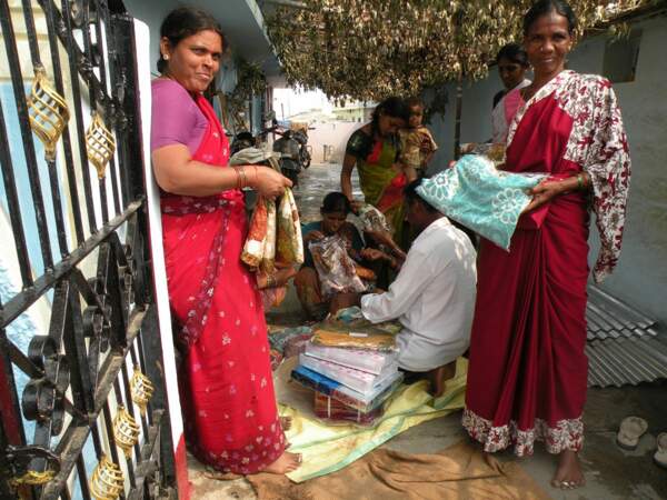 Des femmes achetant des saris à Kothapally, Andhra Pradesh, en Inde